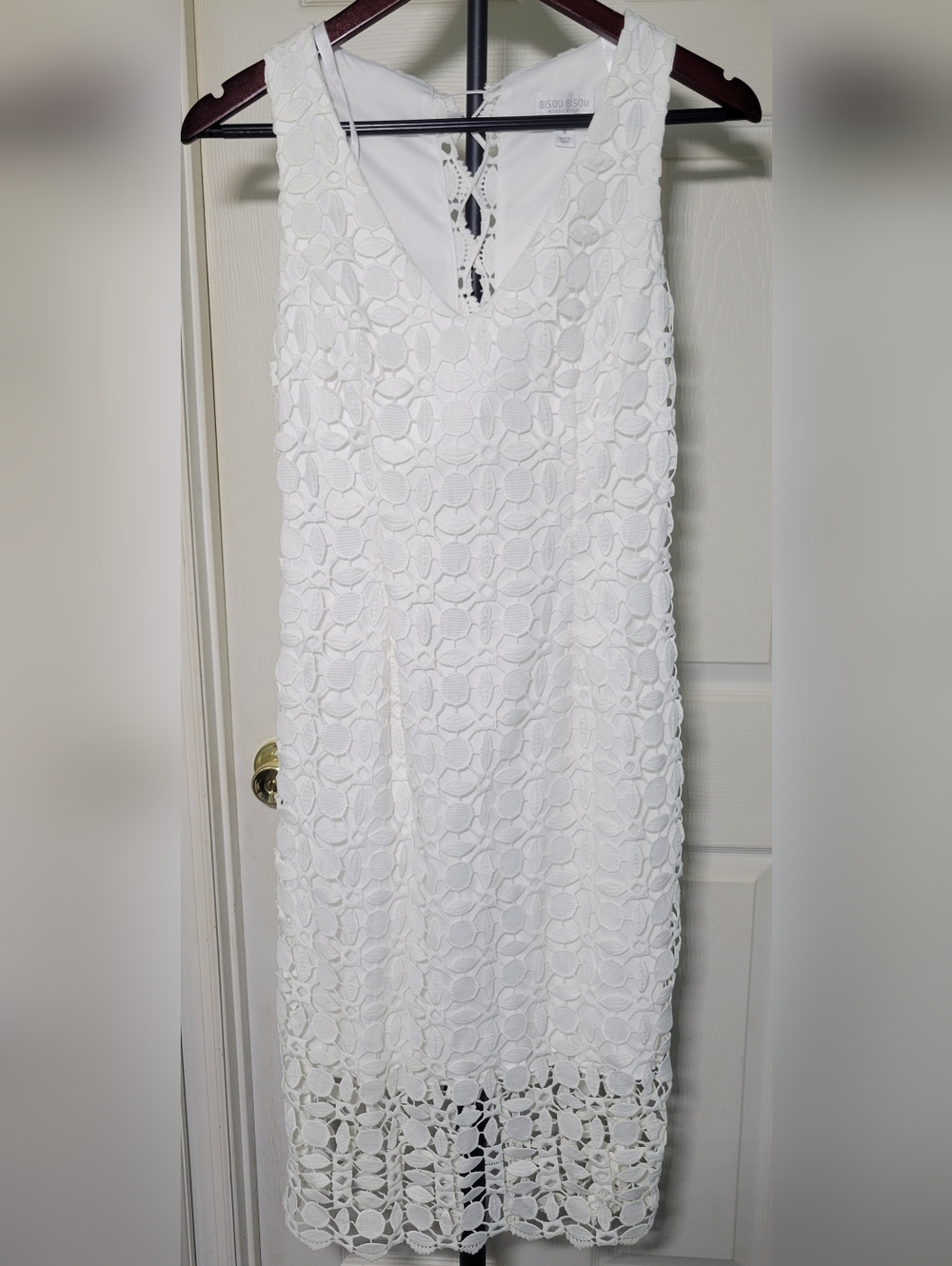 Bisou Bisou White Lace Dress Size 8 Sleeveless V Neck Lace Up Back Lined Midi